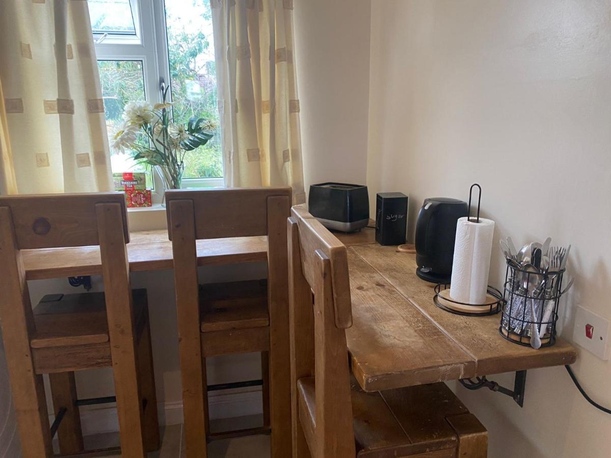 Daisy Apartment Whetstone Ngoại thất bức ảnh
